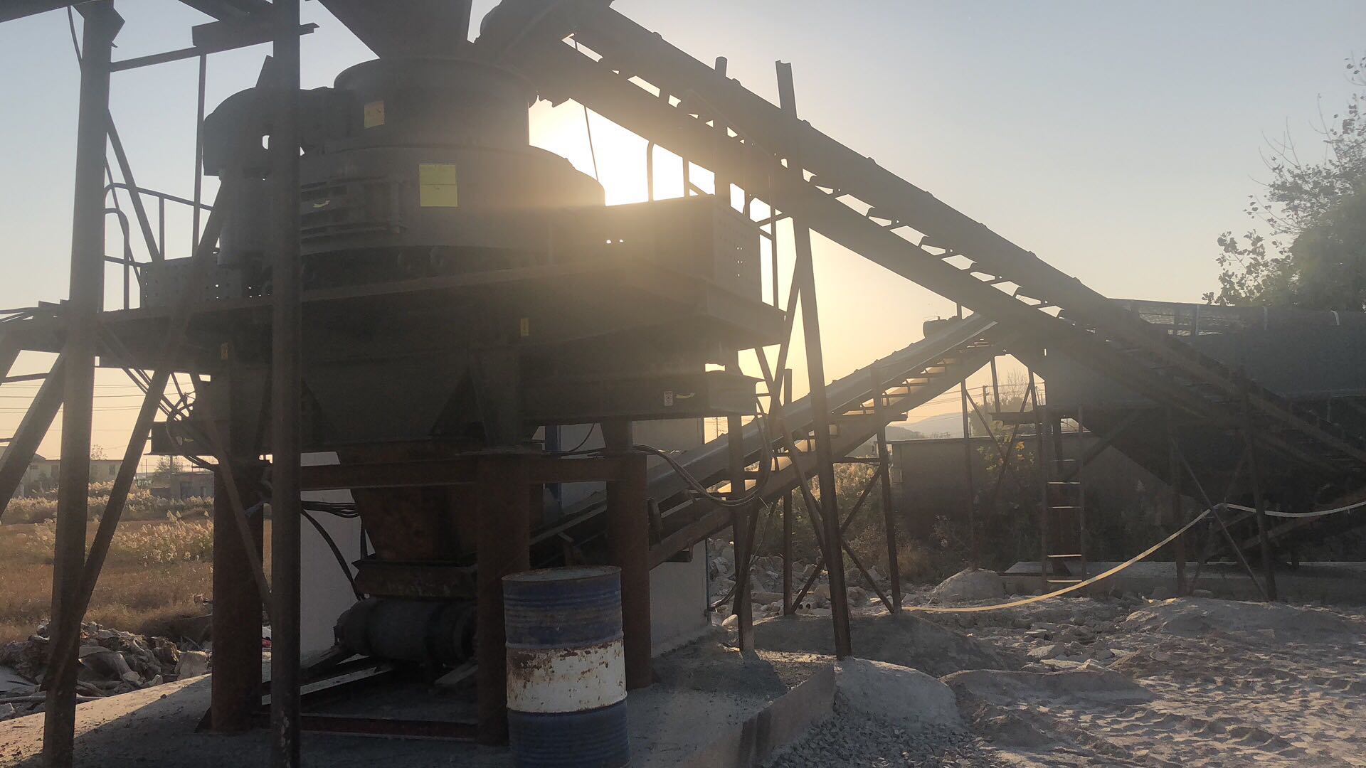 淺談立軸沖擊式破碎機在河卵石制砂中的應(yīng)用（一）